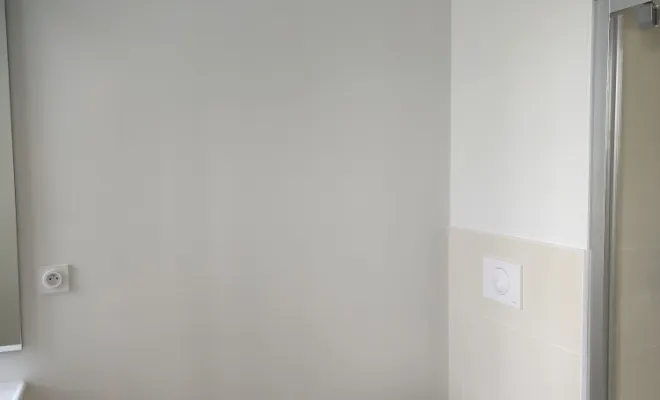 Peinture effectuée dans une salle de bain